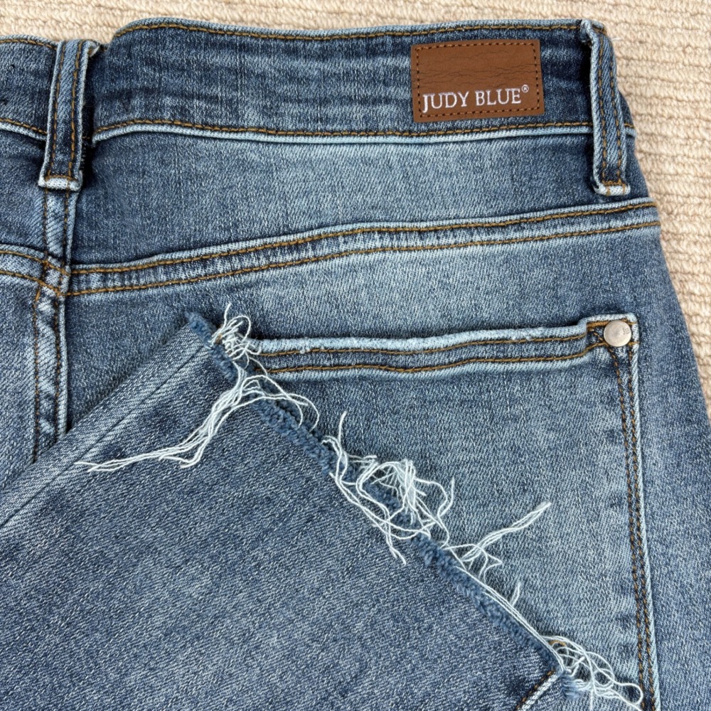 Judy Blue Straight Leg Jeans in Medium Blue with Frayed Hem